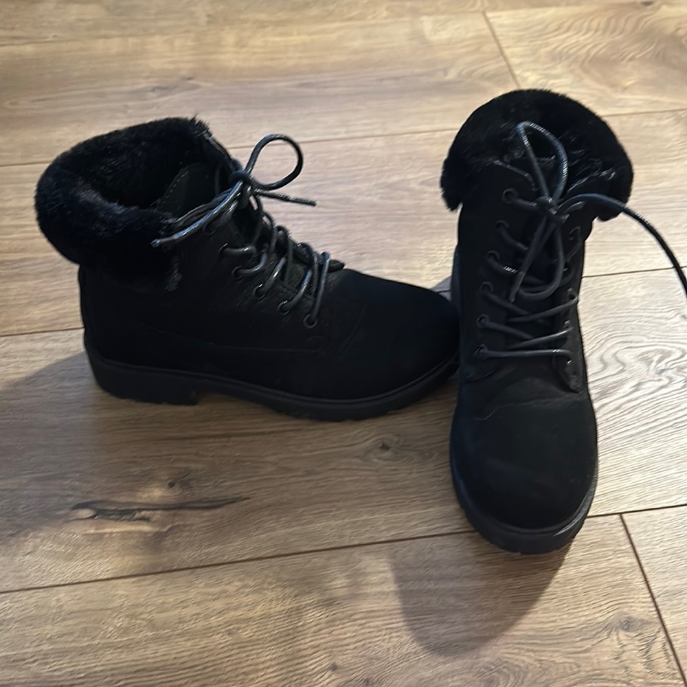 Size 6 winter booties with fur rim